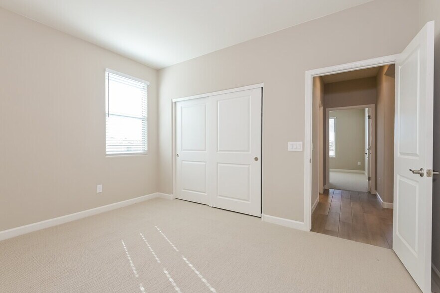 Building Photo - 13854 E Red Oaks Dr