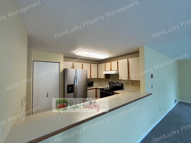 Building Photo - Gorgeous 2 Bedroom Condo with Secured Parking in Unbeatable Bellevue Location!!