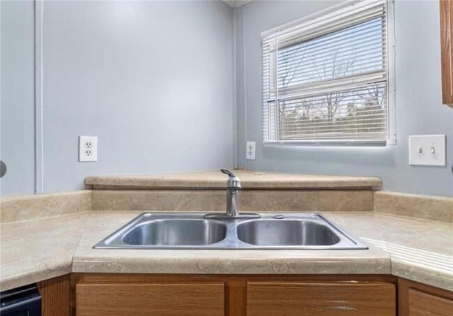 Building Photo - 204 Fleetwood Dr