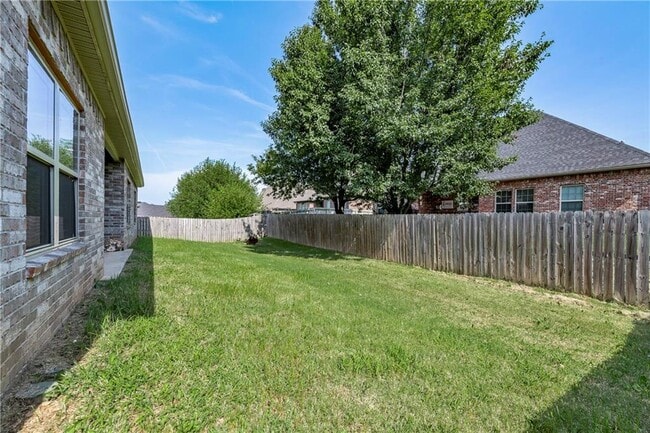 Building Photo - 4402 SW Alfalfa Ave