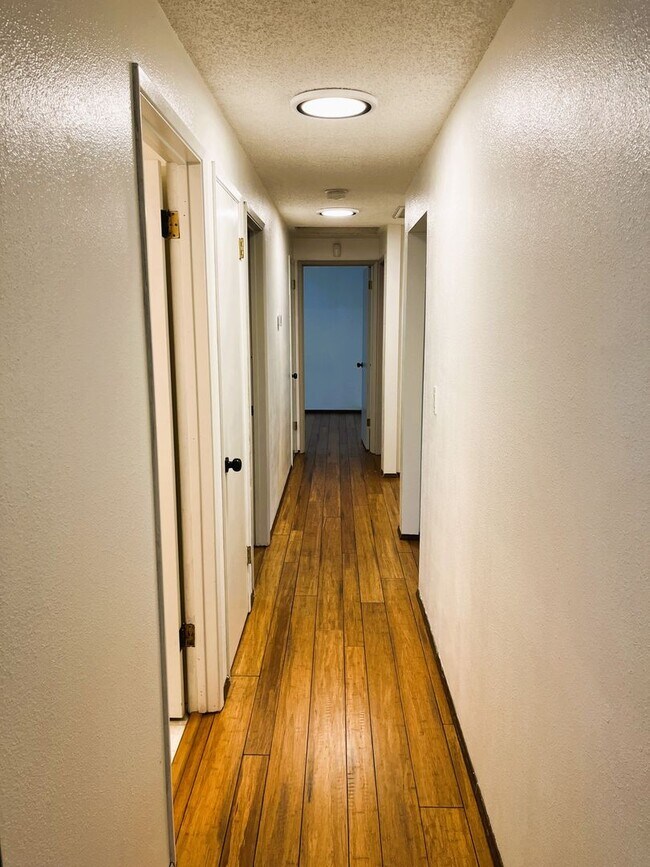 Building Photo - HALF OFF OF FIRST MONTH'S RENT! Beautifull...