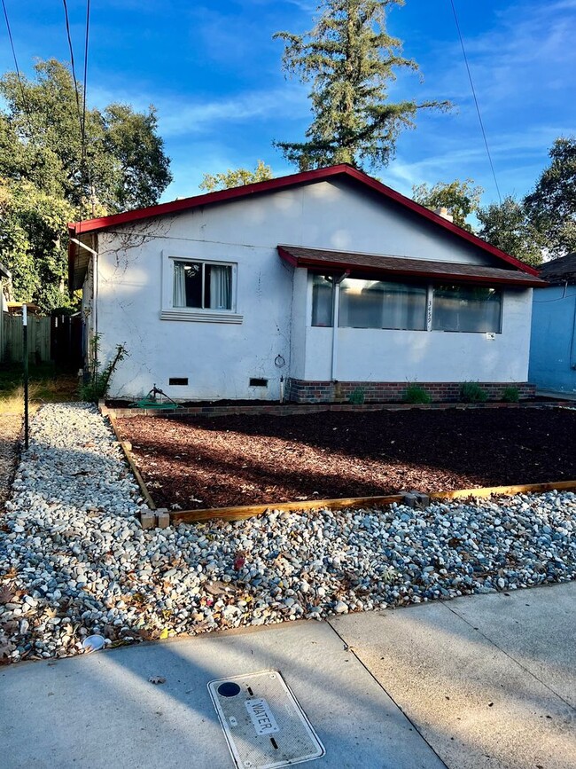 Primary Photo - 3bed/1bath Single family HOME!