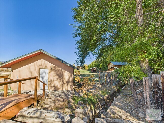 Building Photo - Single Family Home minutes from Los Alamos...