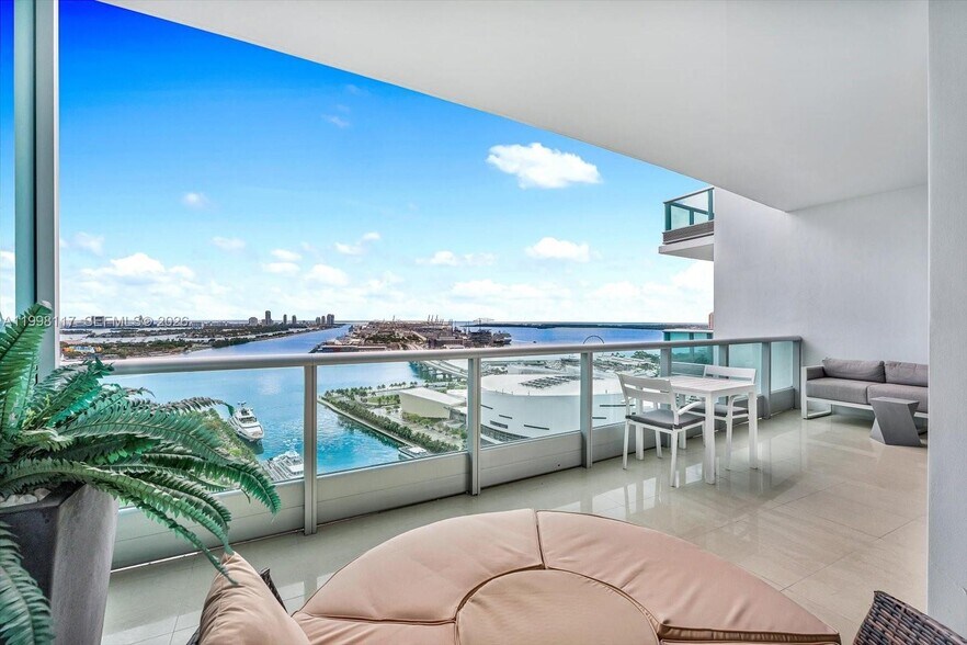 Building Photo - 900 Biscayne Blvd