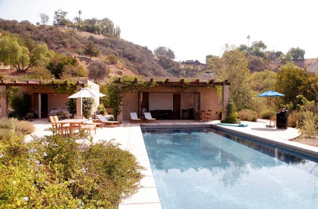 Building Photo - Hilltop oasis