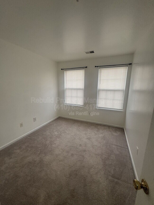 Building Photo - 54 Royalty Cir