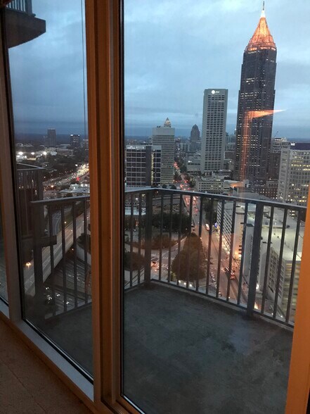 outside view - 400 W Peachtree St NW