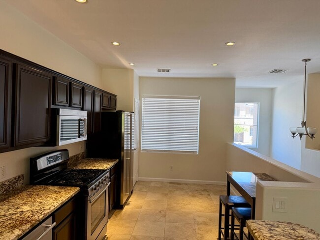 Building Photo - Close to shopping and easy access to Freeway!!!