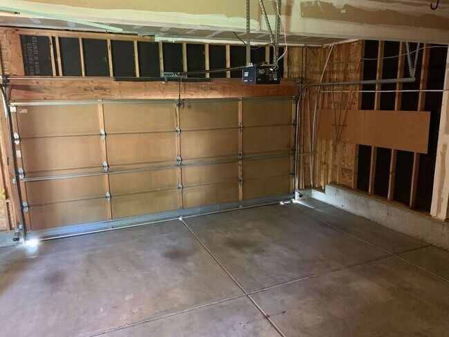 Building Photo - Gorgeous 5 Bedroom 3.5 Bath House with 3 c...