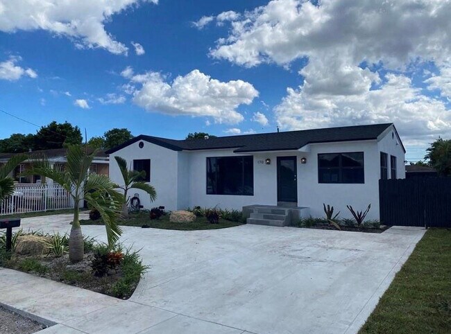 Building Photo - 170 W 58th St