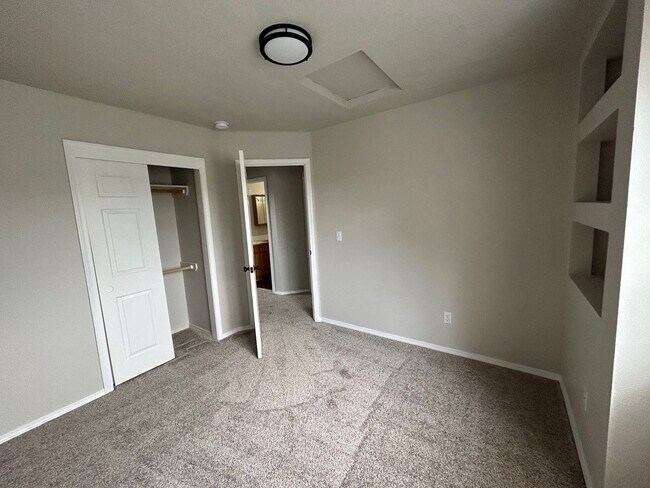 Building Photo - 830 W Sheridan Ave