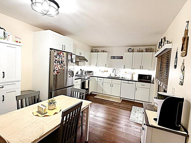 Building Photo - 212 2nd Ln