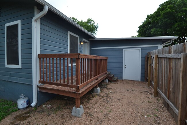 Building Photo - East Austin Home- Available for August!