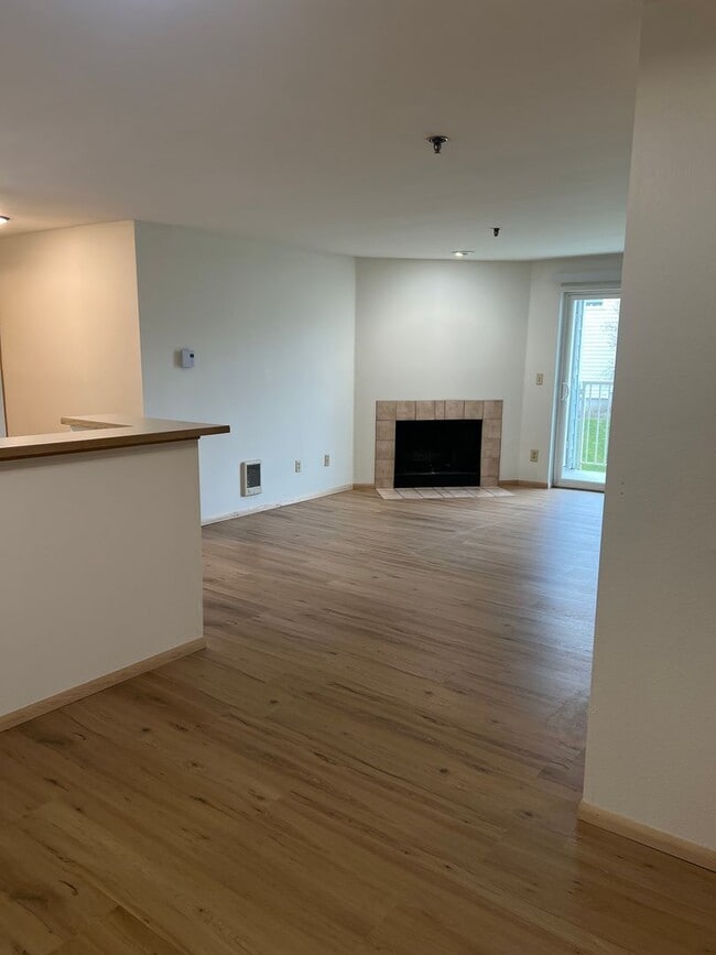 Building Photo - Beautifully Maintained condo Renton!