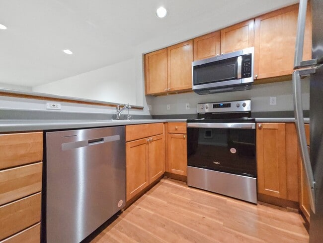 Building Photo - Updated 2BR Condo with Pool, Clubhouse & P...