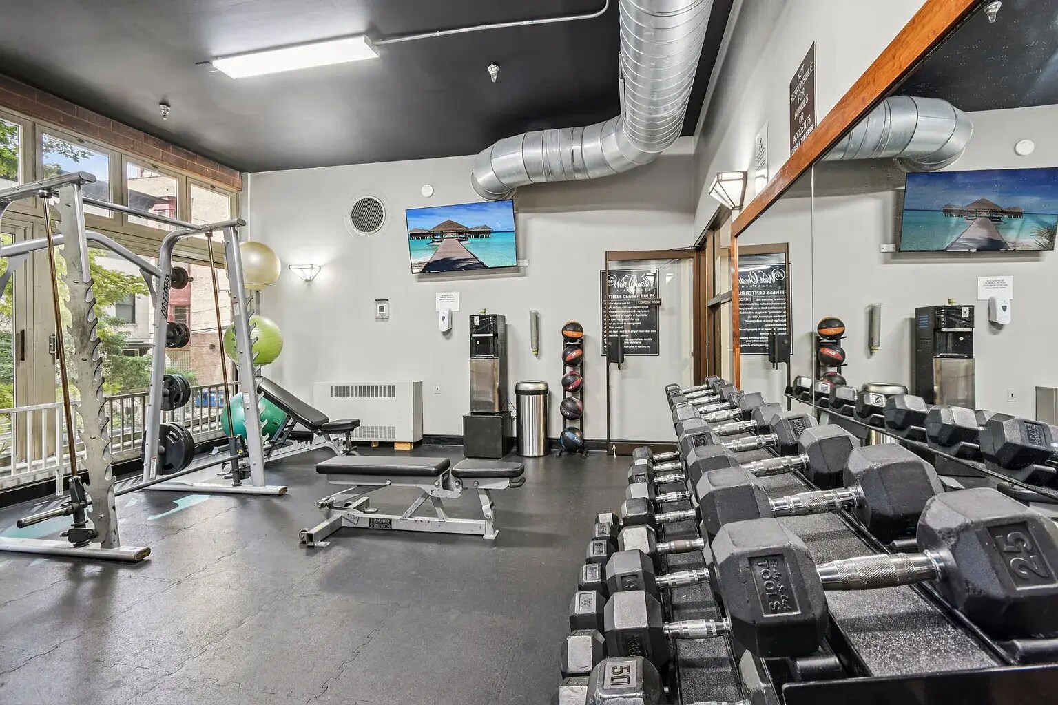 Building Photo - 10 E Delaware Pl