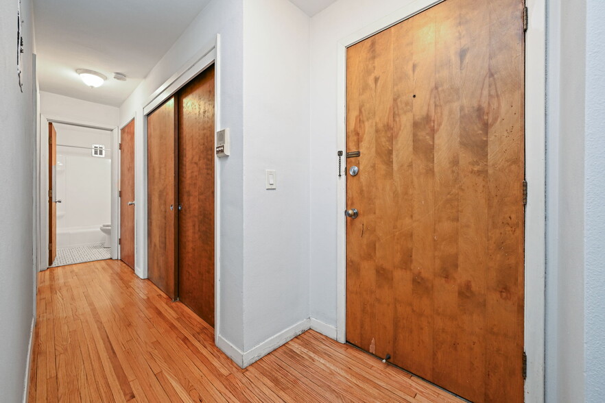 Building Photo - 515 5th St SE