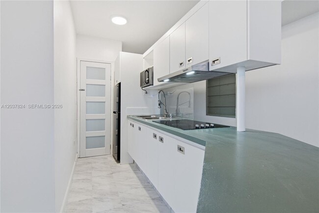 Building Photo - 801 Brickell Bay Dr
