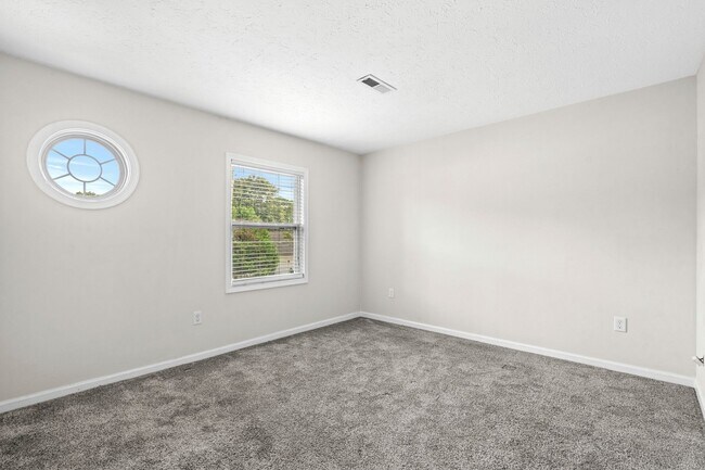 Building Photo - End unit of a Triplex within walking dista...