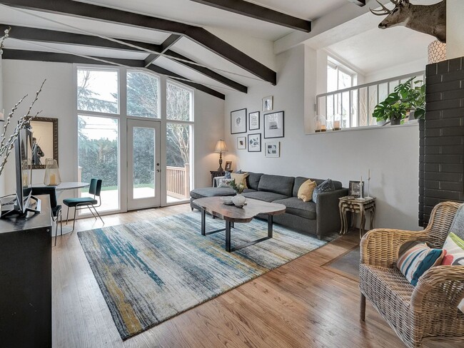 Building Photo - Chic Urban Oasis in Hillsdale