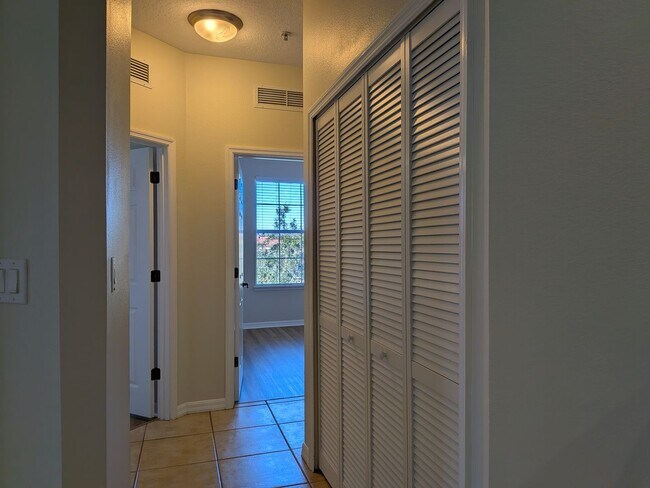 Building Photo - Top Floor Condo at Lakeside at Lakes of Windermere