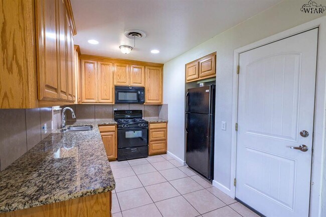 Building Photo - 4004 Hooper Dr