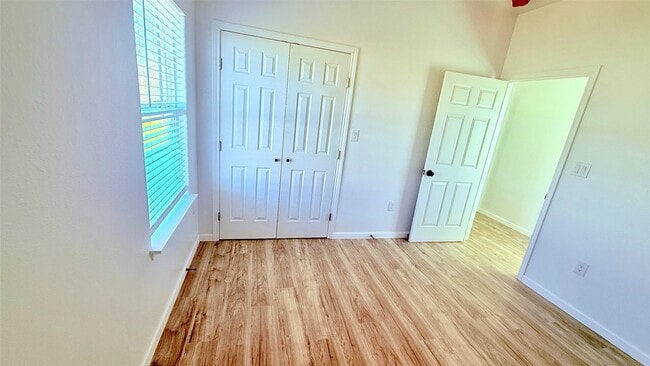 Building Photo - 7014-5914 02