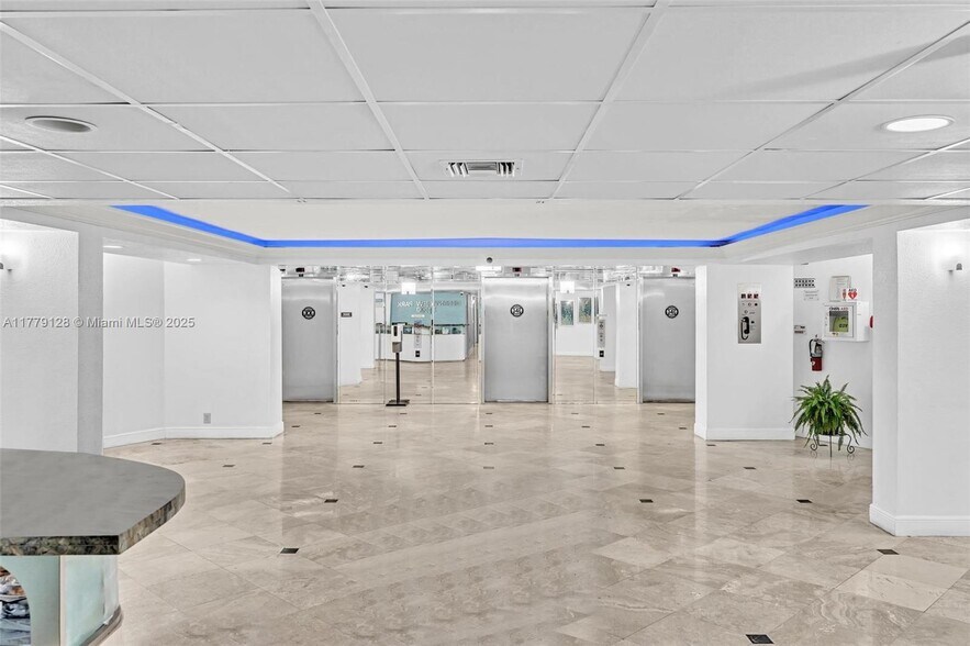 Lobby - 1000 Parkview Dr