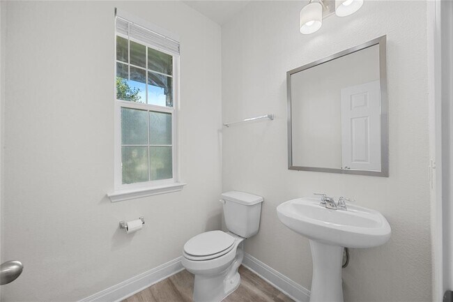 Building Photo - 528 Ayinger Ln