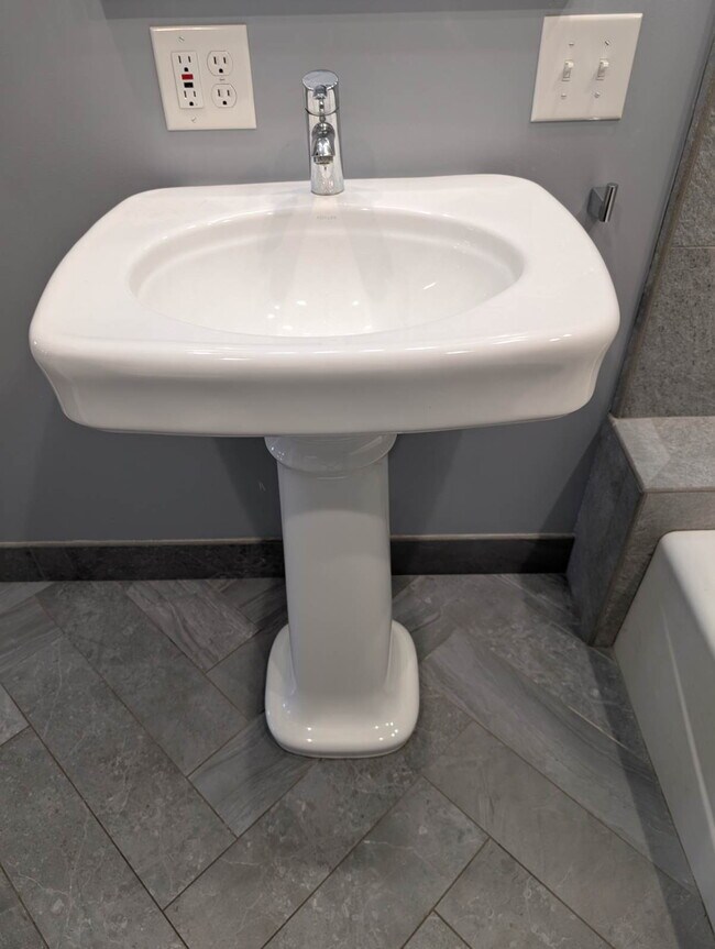 Building Photo - Lovely 2 bedroom and 2 bath remodeled home in South San Jose with a swimming Pool