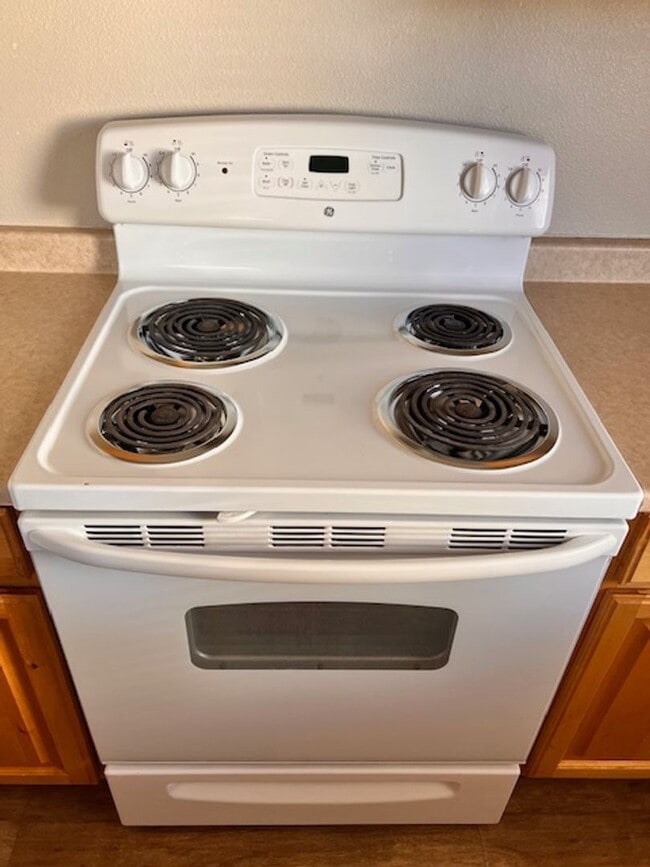 Building Photo - 3 Bed 2 bathroom house