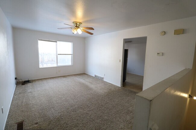 Building Photo - 400 E 4 plex