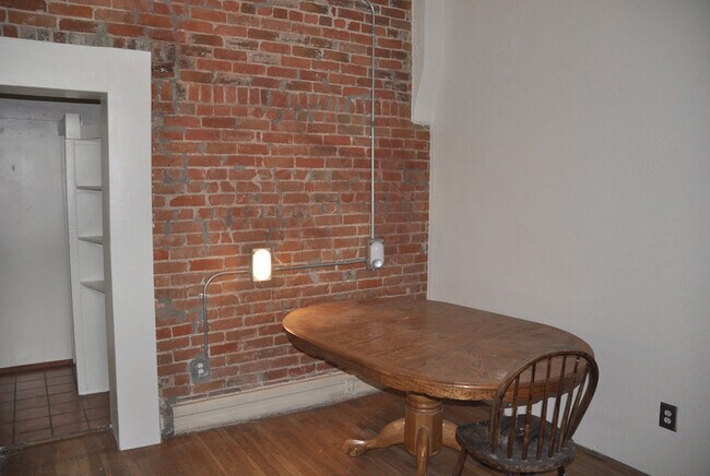 Building Photo - 711 Arno St SE