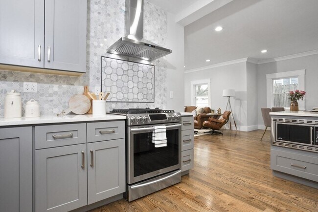 Building Photo - 10 Grant St