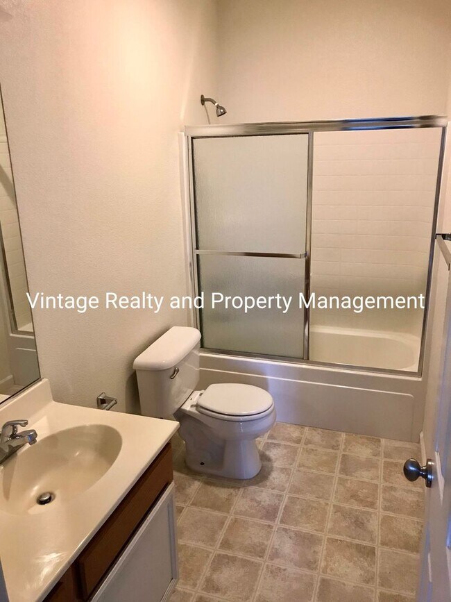 Building Photo - 244 Lazy Ridge Ave