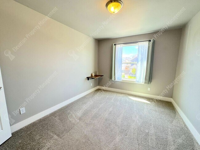 Building Photo - 4BR - 2.5 BA SE Bend home in great neighborhood with park and pool!