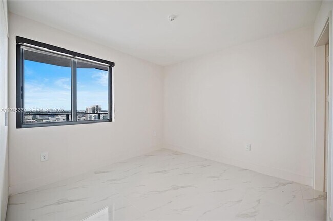 Building Photo - 700 NE 24th St