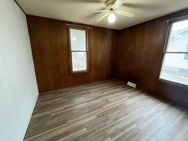 Building Photo - Two bedroom house in Alton