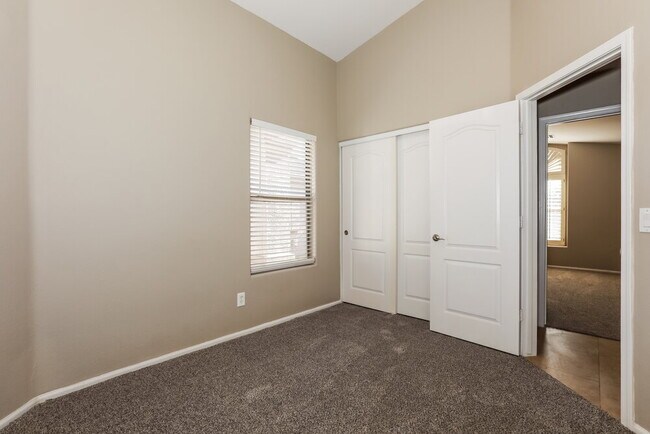 Building Photo - 672 E Lovegrass Dr