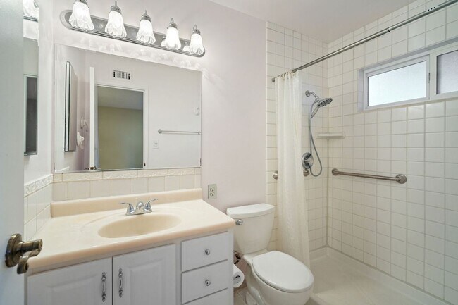 Building Photo - 3534 Hearst Dr