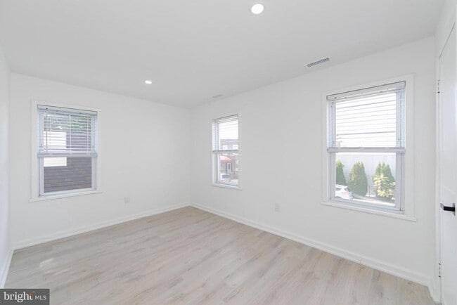 Building Photo - 905 Jersey Ave