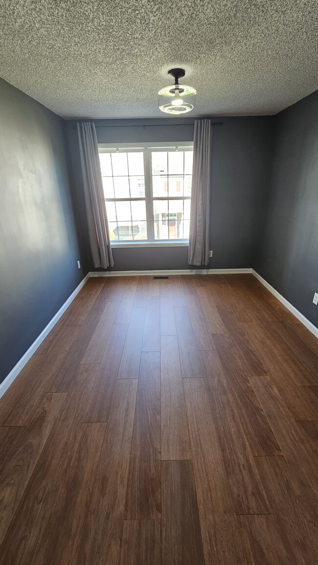 Building Photo - 10991 Oak Grv Cir