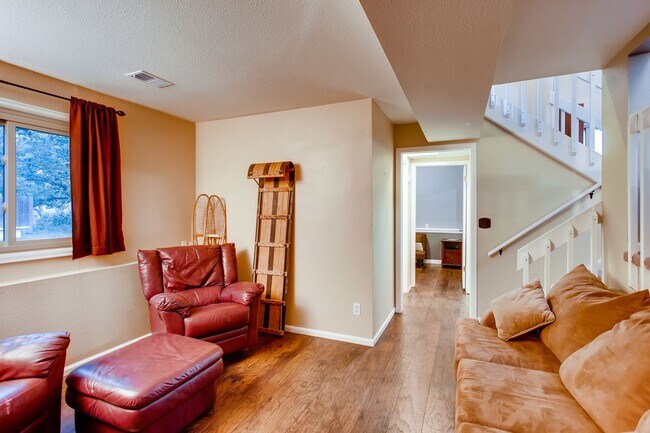 Building Photo - 3 bed, 2 bath Multi-Level Home on Cul-De-Sac