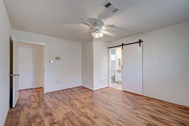 Building Photo - 11707 N Willow Cir