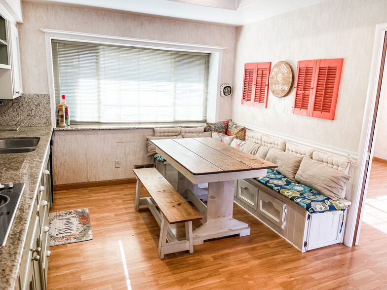 Kitchen with built-in table - 4706 Oak Twig Way