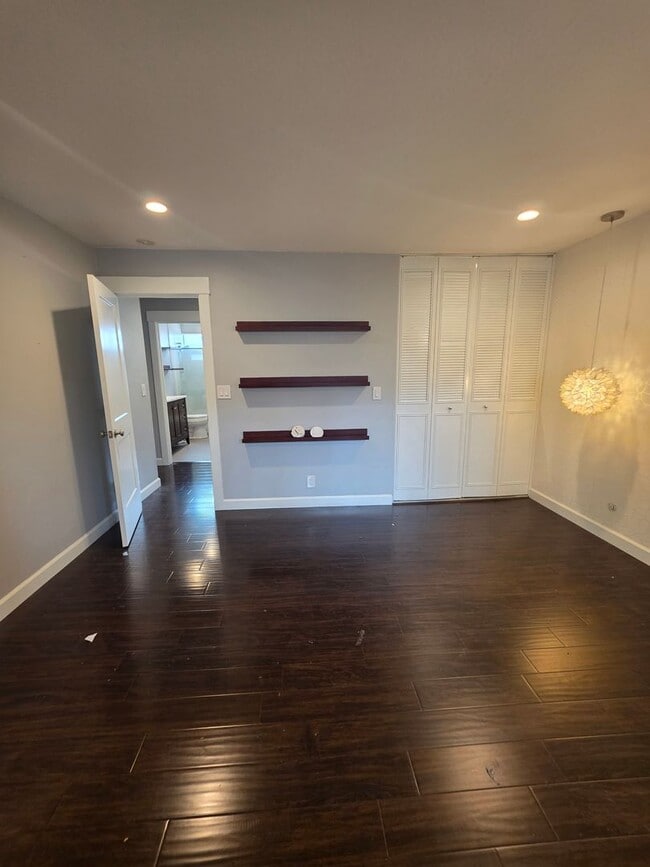 Building Photo - 2 Story 2bd/1.5ba  Townhouse near Commute ...