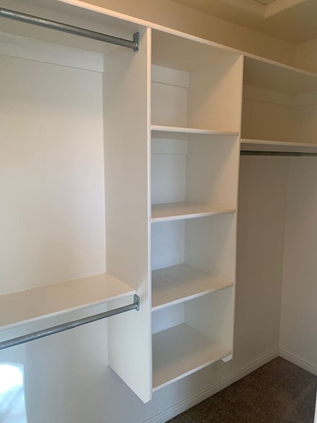 Building Photo - Park side Townhome End Unit!