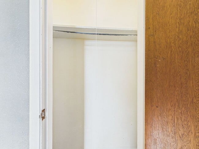 Building Photo - Charming rent ready duplex!