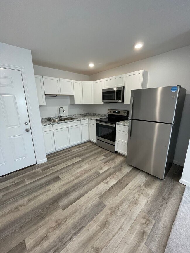 Building Photo - Super Cute Studio