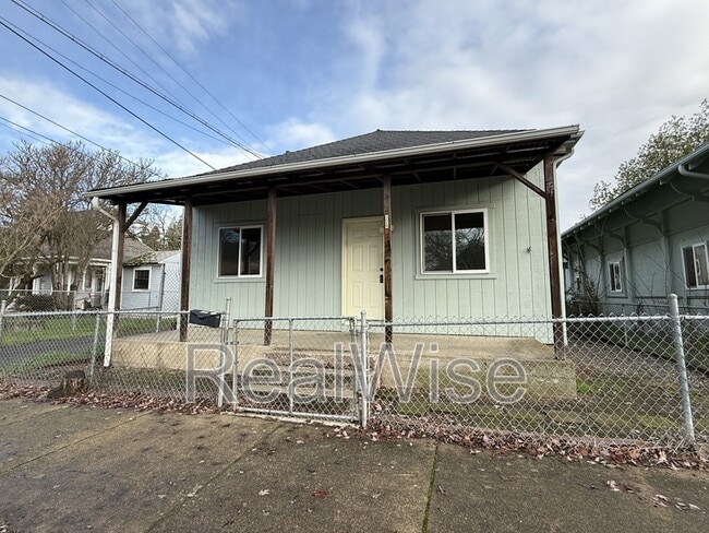 Building Photo - 328 SE Lane Ave